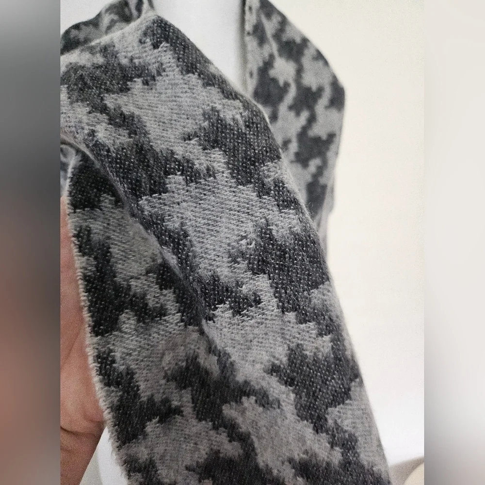 Charming Charlie 100 Wool Black Gray Pattern Casual Chic Wrap Scraft.